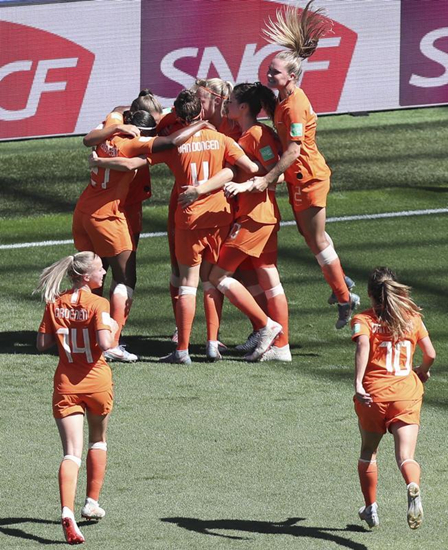 包含意大利女足挑战新高峰，迎战强敌的词条