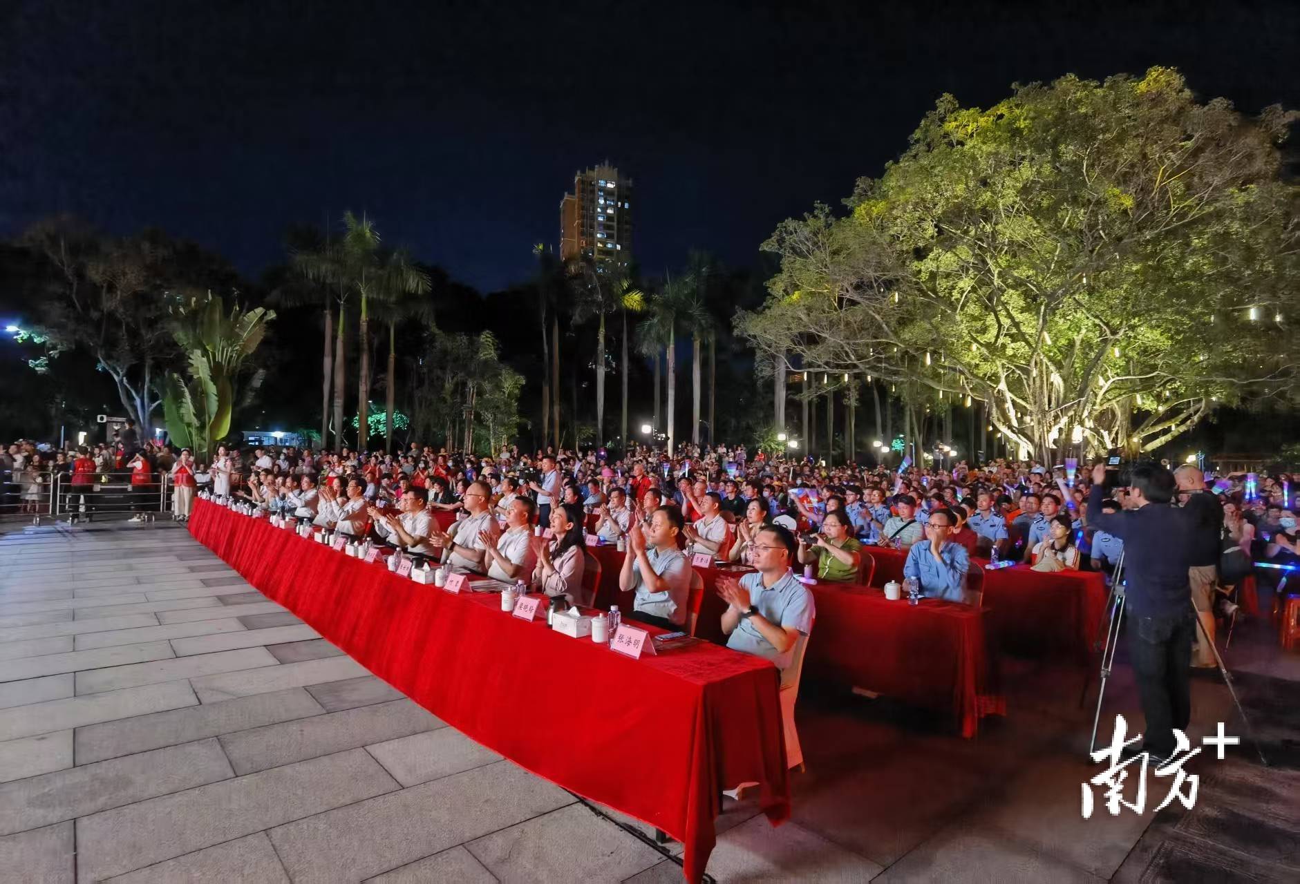 爱游戏在线-现场观众热情高涨，大声喊出心声