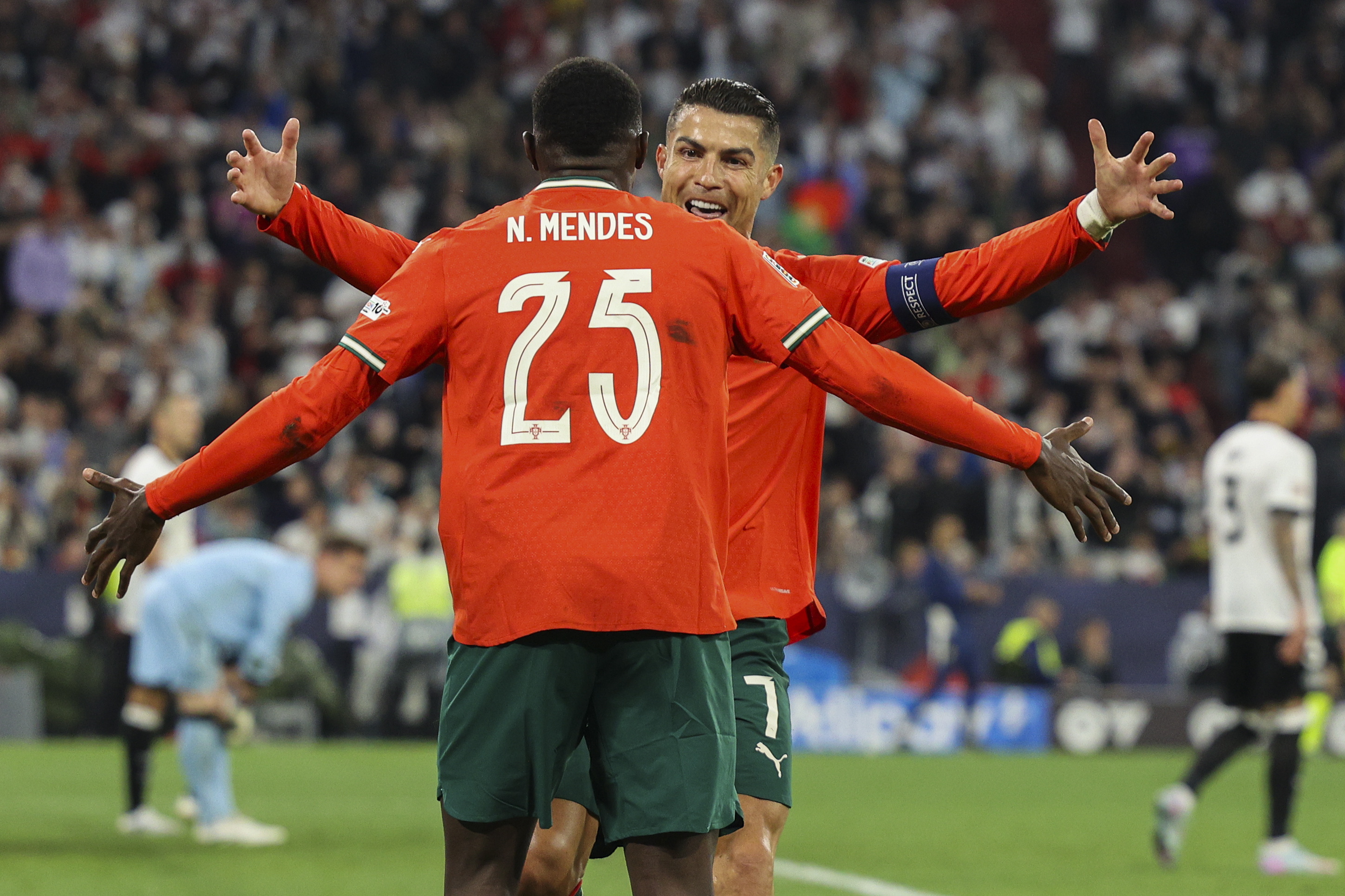 关于葡萄牙队连败两场，欧预赛前景蒙上阴影的信息