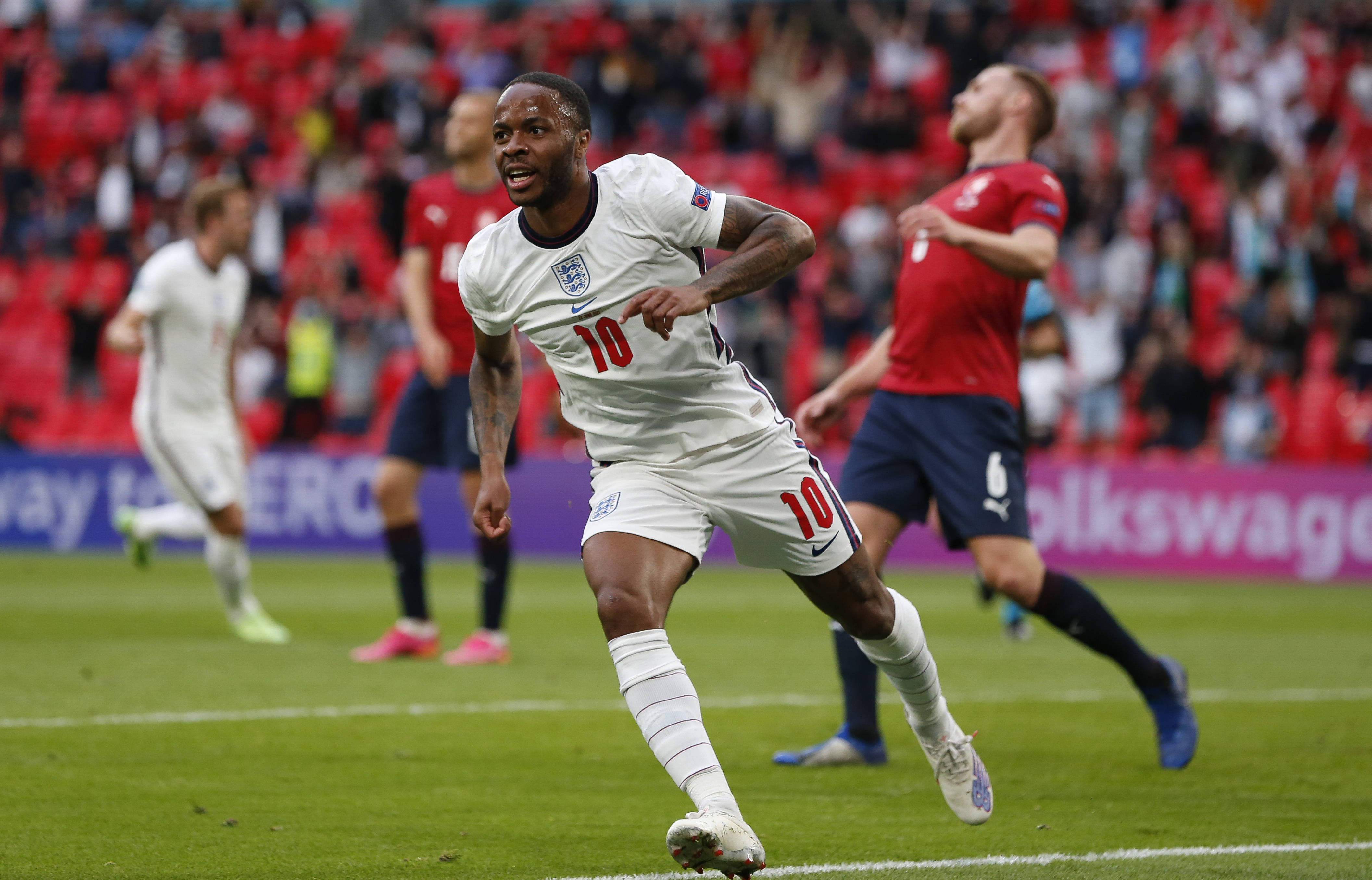 爱游戏课程-英格兰主场轻取捷克，成功晋级欧锦赛淘汰赛的简单介绍