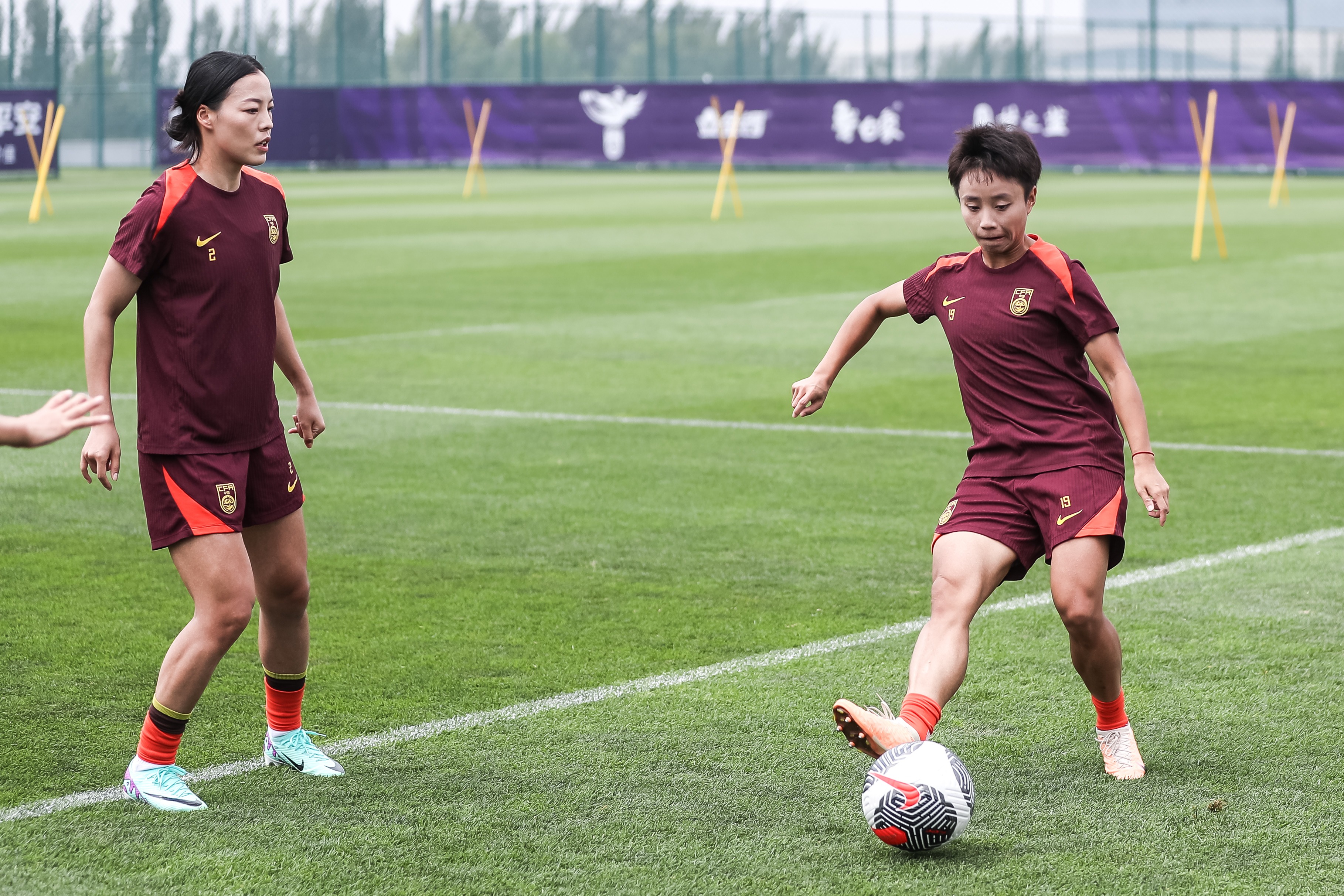 中国女足在比赛中展现出优雅的踢球风格 中国女足在比赛中展现出优雅的踢球风格