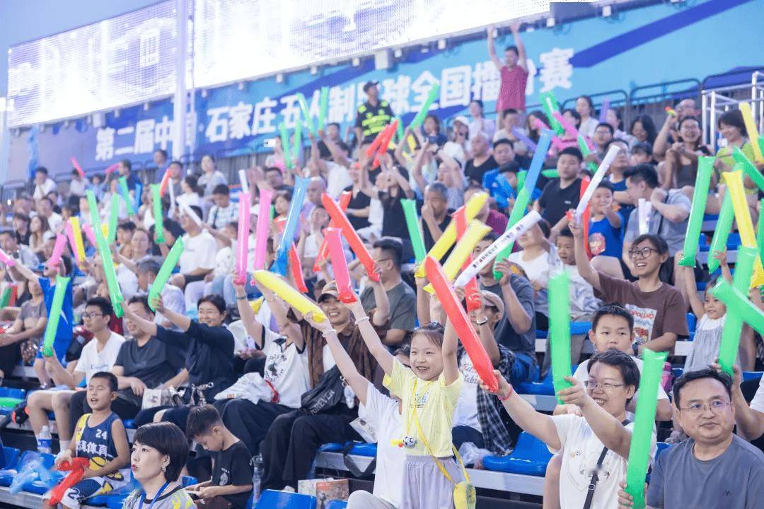 球员们在场上尽展风采,引来无数观众欢呼 球员们在场上尽展风采,引来无数观众欢呼