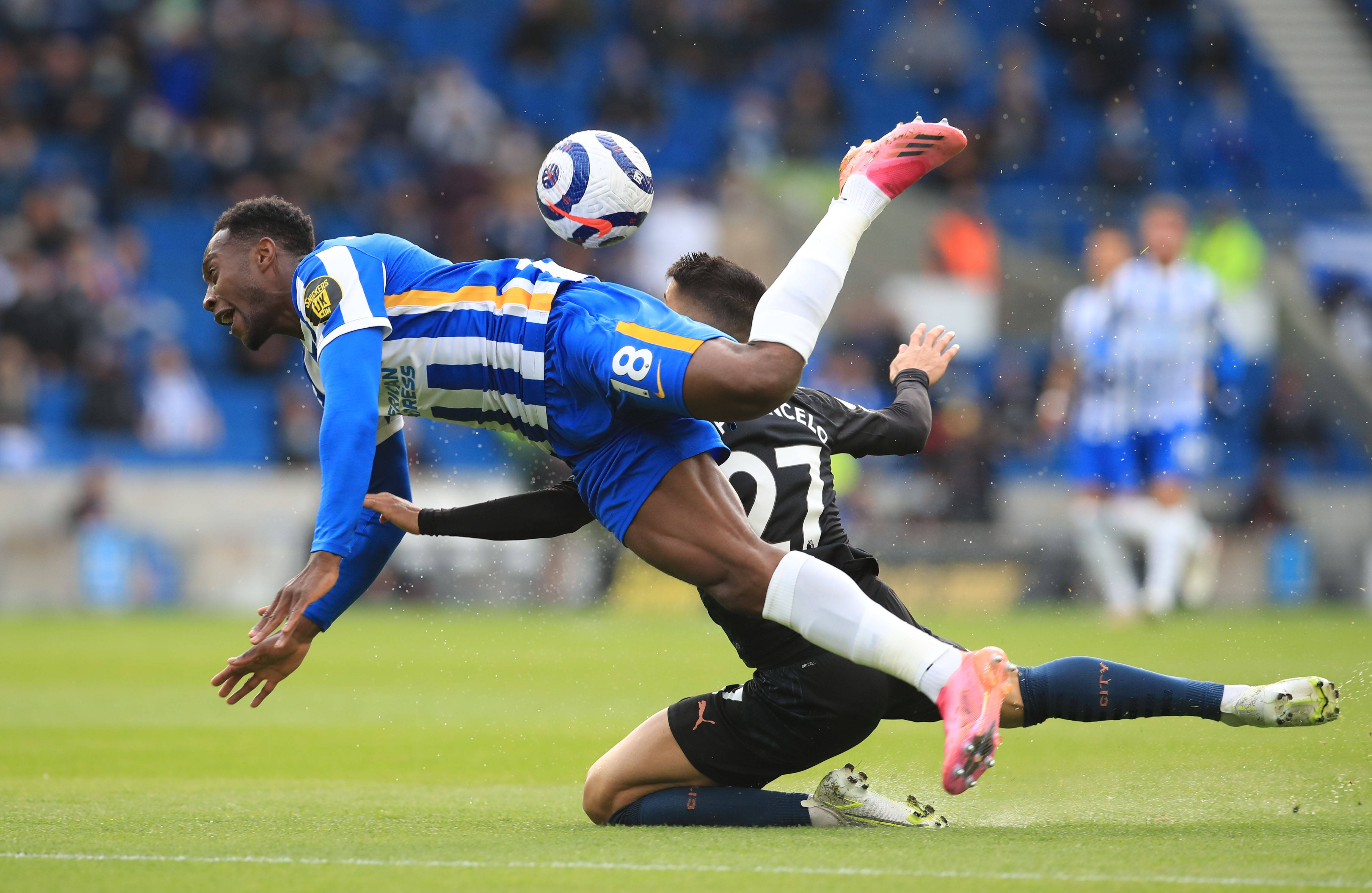 爱游戏app-伯恩茅斯主场失分，英超名次下滑