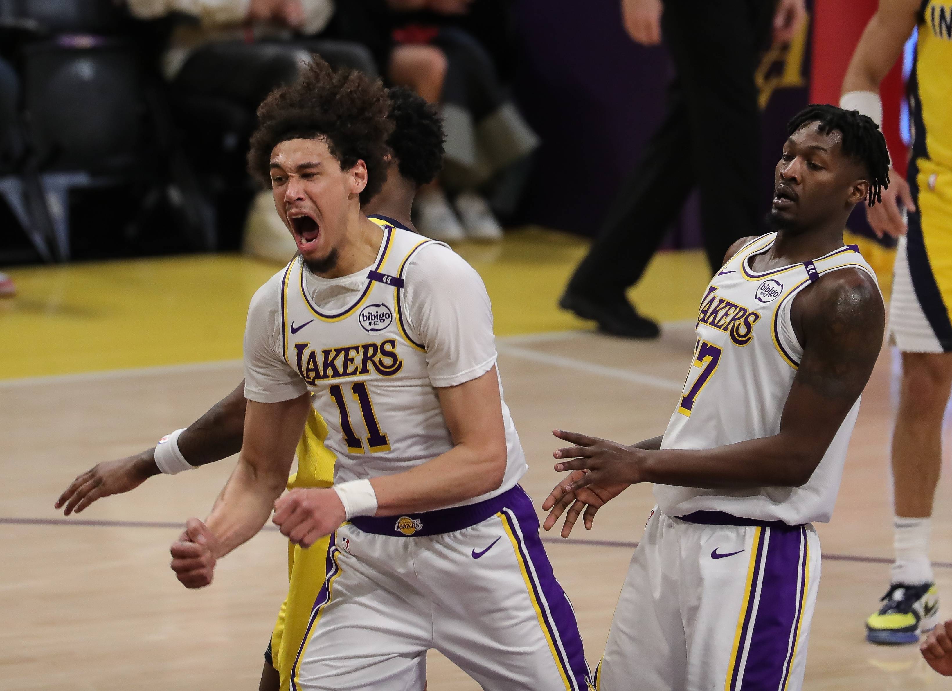 爱游戏课程-湖人球迷对于整体防守不力表现感到担忧，呼吁球队加强训练