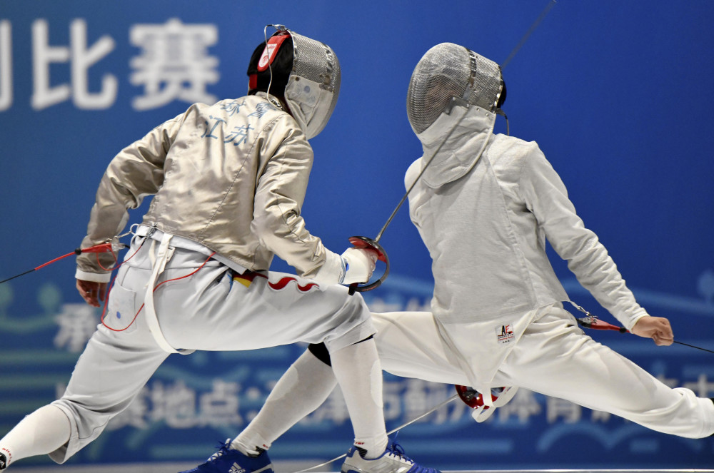 爱游戏网站入口-芬兰击剑选手逆袭晋级，庆祝成功