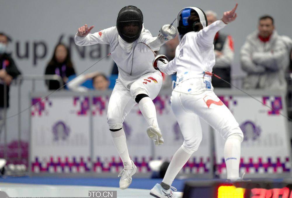芬兰击剑选手逆袭晋级,庆祝成功 芬兰击剑选手逆袭晋级,庆祝成功