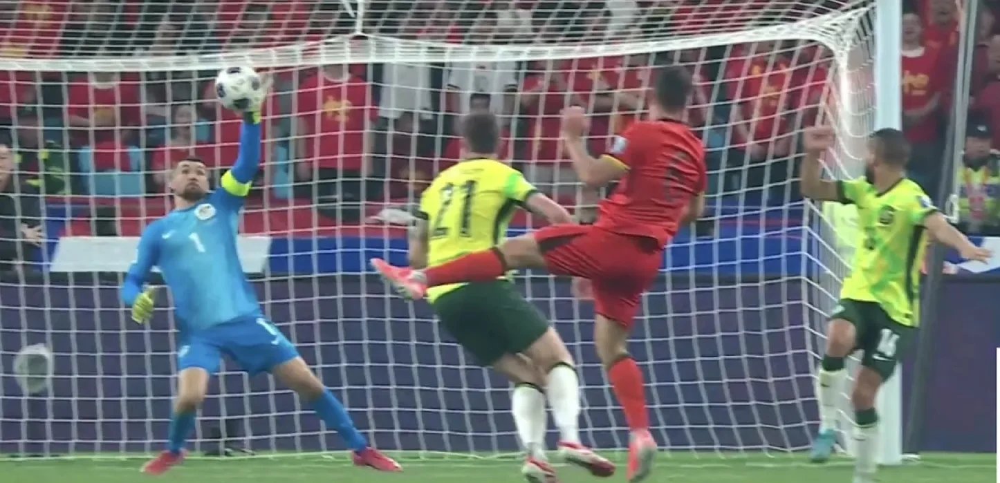 赛场上每一个瞬间都充满悬念和激情，观众目不转睛的简单介绍