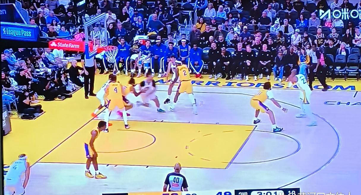 爱游戏官网登录网址-勇士击败湖人，库里狂砍三分